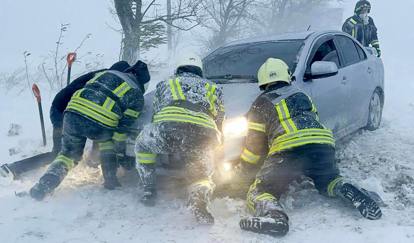 Södra Ukraina har drabbats av ihållande snöfall och orkanvindar. Arkivbild. Foto: Ukrainas räddningstjänst/AP/TT