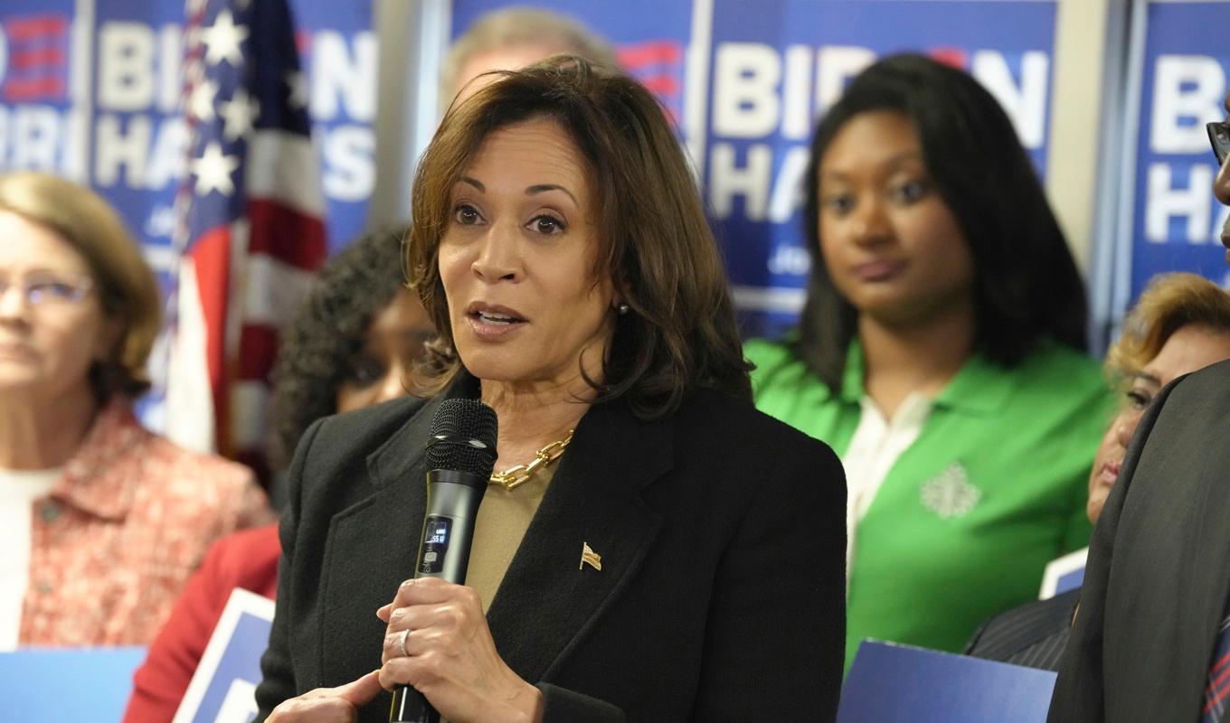 USA:s vicepresident Kamala Harris reser till klimatmötet COP28. Foto: Meg Kinnard/AP/TT