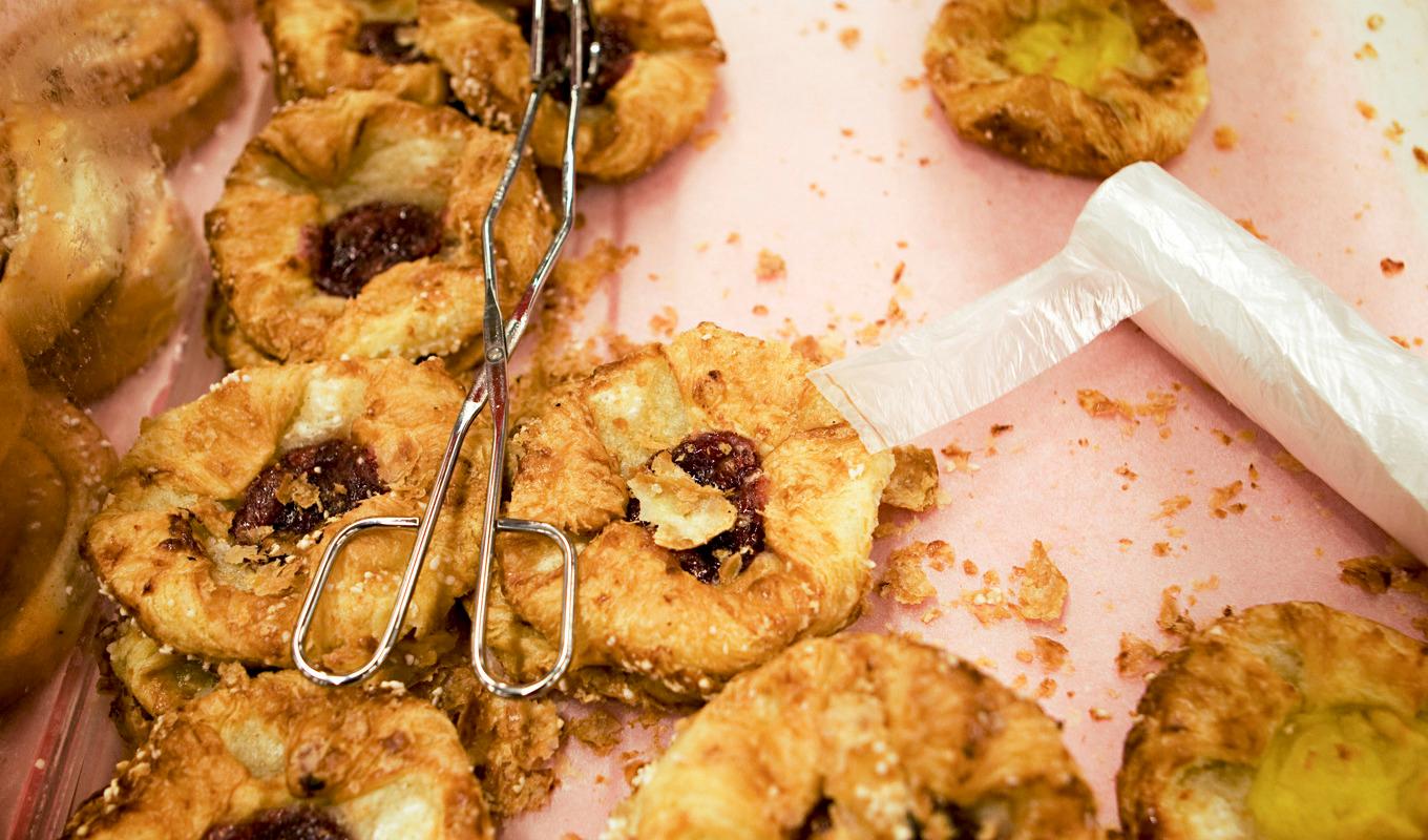 Bullar, bröd och andra godsaker ska få vildsvinen att stanna inom området. Arkivbild. Foto: Andreas Apell/TT