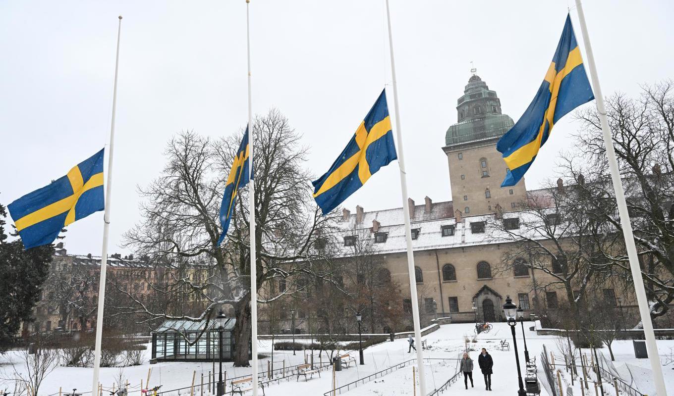 Flaggor på halv stång vid polishuset i Stockholm efter Mats Löfvings död. Foto: Fredrik Sandberg/TT