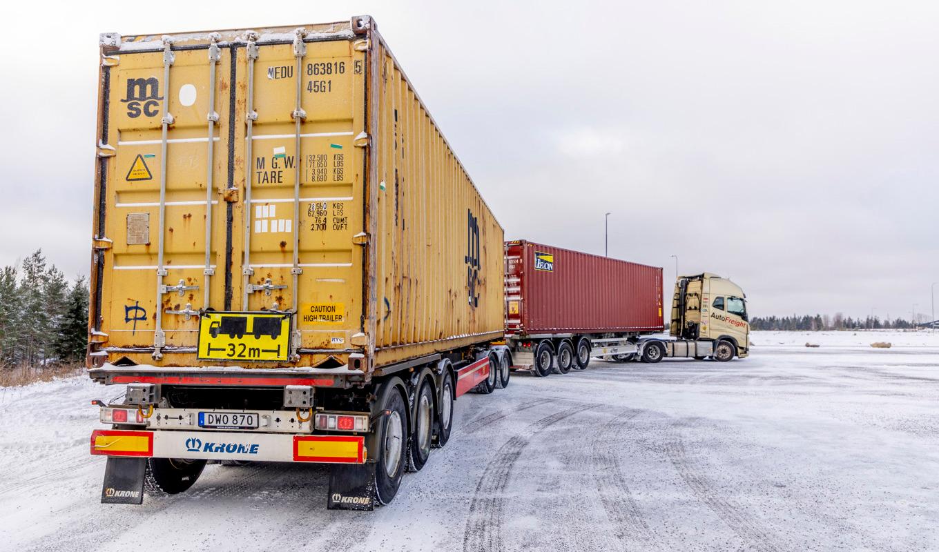 Från 1 december blir det tillåtet med upp till 34,5 meter långa lastbilar på svenska vägar. Foto: Adam Ihse/TT