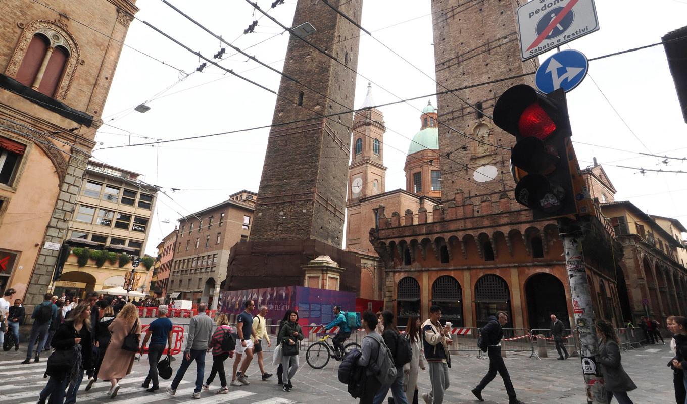 Bologna har spärrat av det medeltida tornet Garisenda. Foto: Michele Nucci/AP/TT