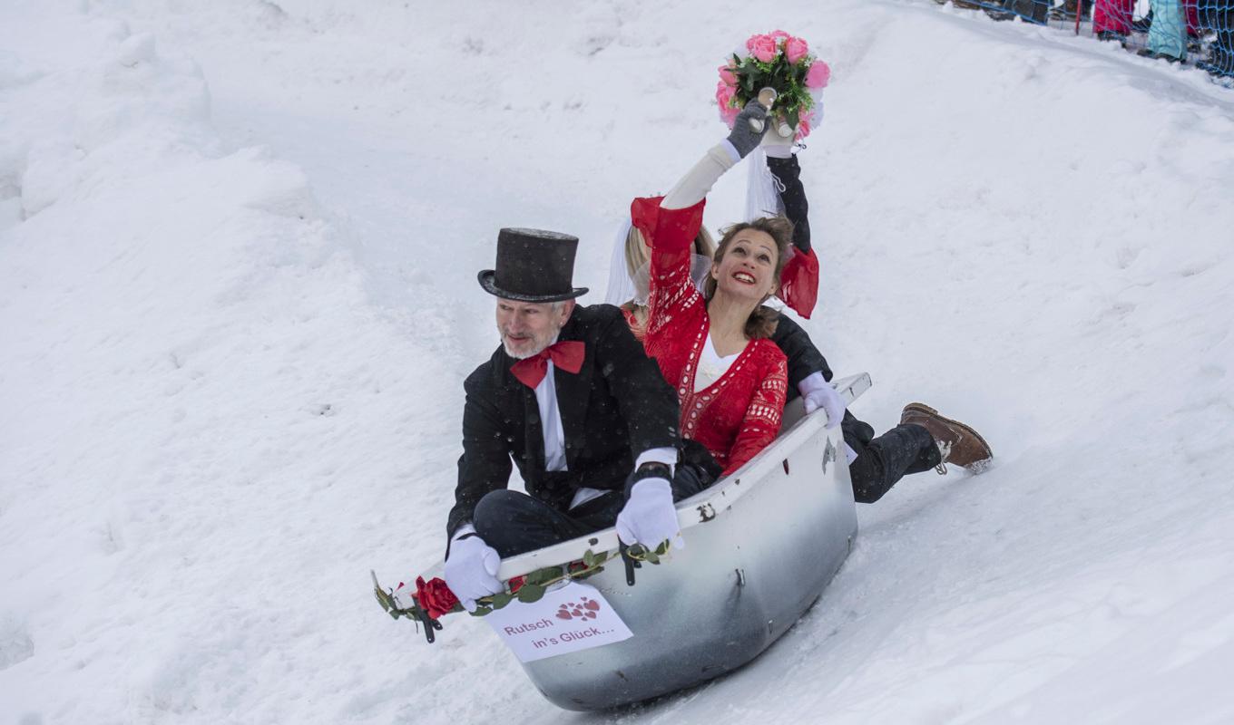 Inflationen sladdar brant nedåt i Schweiz. Bilden hämtade från den årliga tävlingen i Stoos, Schweiz, där man bland annat tävlar i att åka i badkar. Arkivbild. Foto: Urs Flueeler/AP/TT