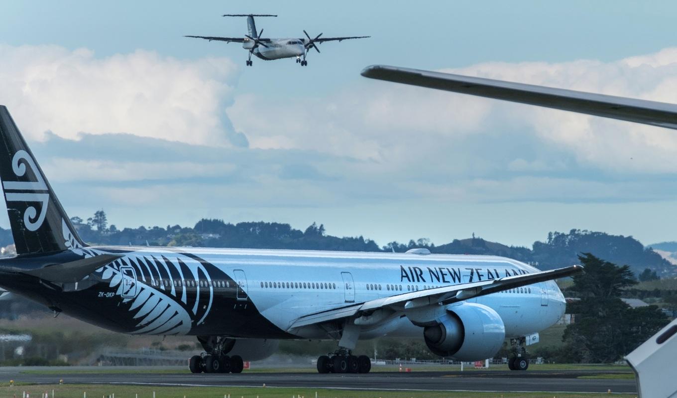 Flygplan tillhörande flygbolaget Air New Zealand lämnar Aucklands flygplats. Många nyzeeländare väljer nu att bosätta sig i Australien efter regelförenklingar. Foto: Bradley White/Getty Images)