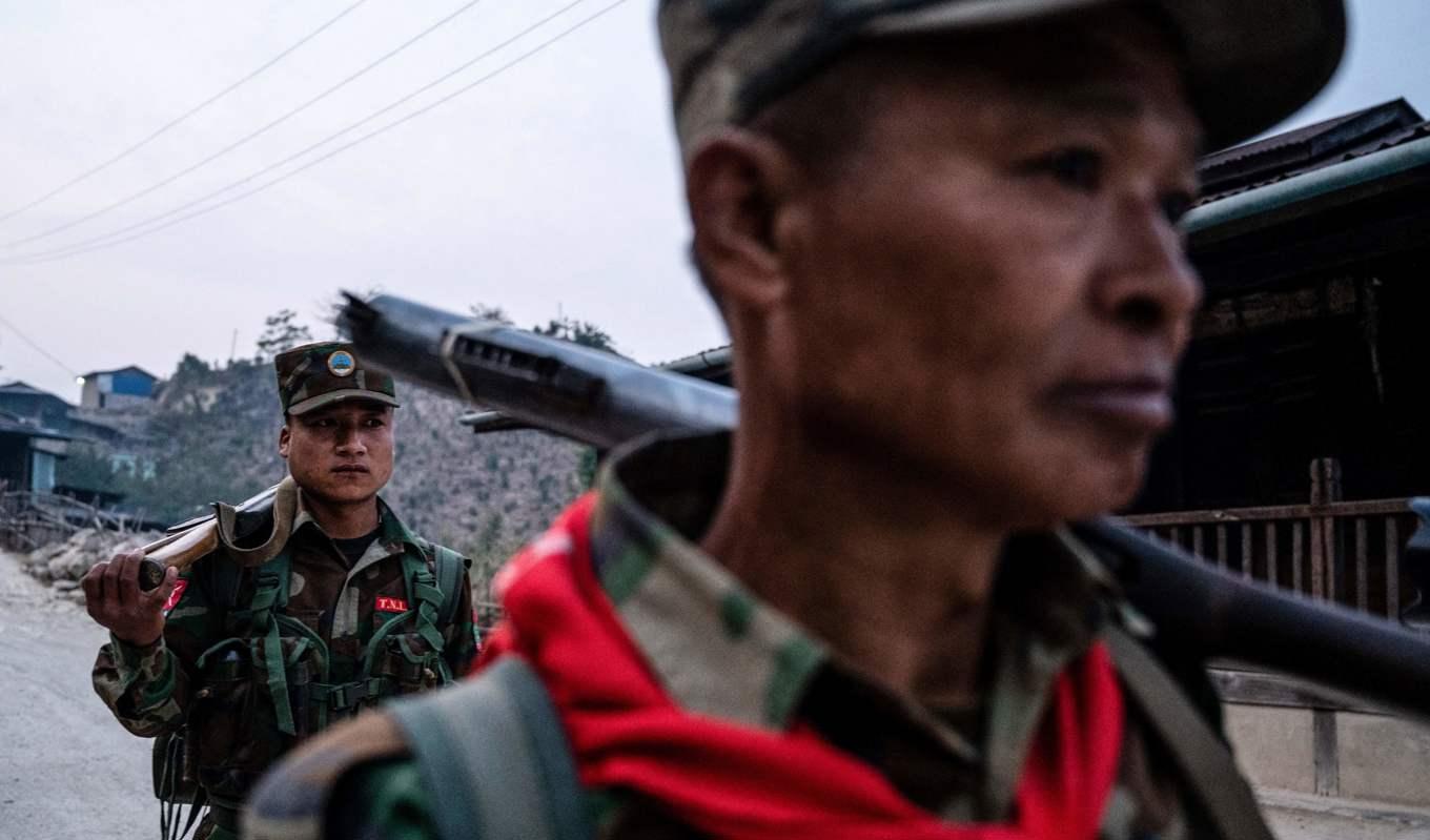 Soldater tillhörande den väpnade gruppen TNLA patrullerar i norra Shanstaten i mars 2023. TNLA är en av de grupper som slåss mot militärjuntan. FOTO: STR/AFP VIA GETTY IMAGES