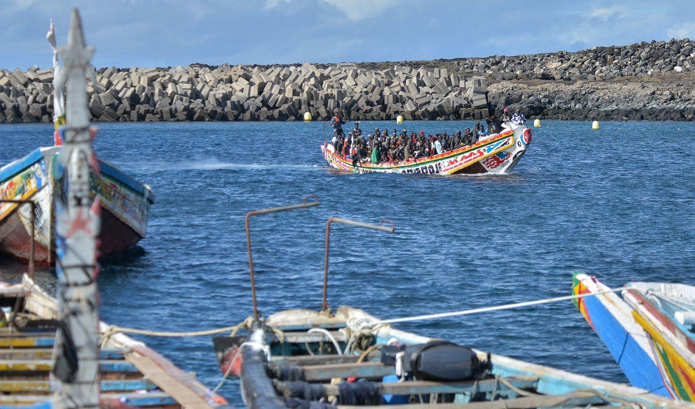 En båt med migrant vid Kanarieöarna den 31 oktober. Foto: Stringer/AFP via Getty Images