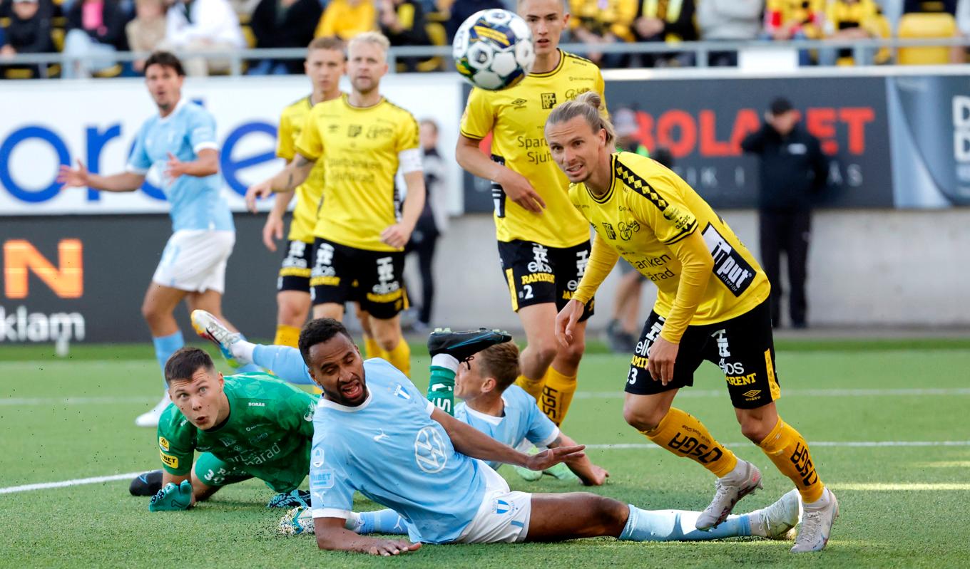 Kulan i luften inför söndagens final i Allsvenskan. Får Elfsborgs Niklas Hult eller Malmös liggande Isaac Kiese            Thelin lyfta Lennart Johanssons pokal? Foto: Adam Ihse/TT