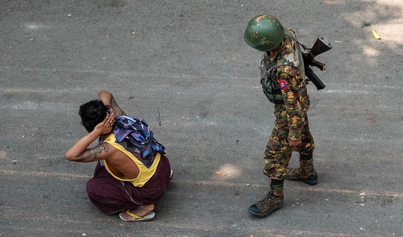 En soldat står bredvid en frihetsberövad man i samband med en demonstration mot militärkuppen i Myanmar. Foto: STR/SFP via Getty Images