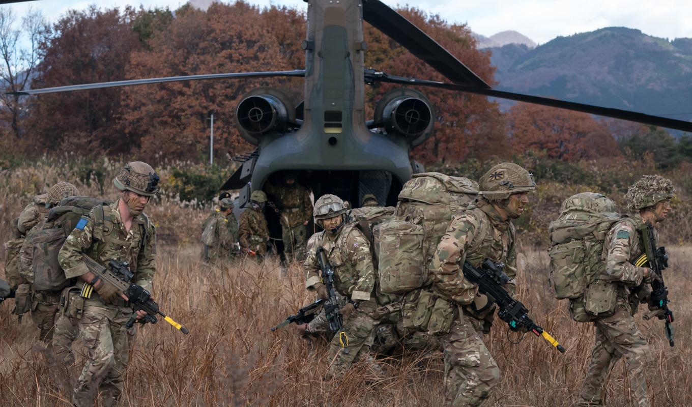 Japan förstärker sitt markbaserade försvar i den sydvästra regionen. Här en gemensam övning i ö-försvar med brittiska soldater.Foto: Tomohiro Ohsumi/Getty Images