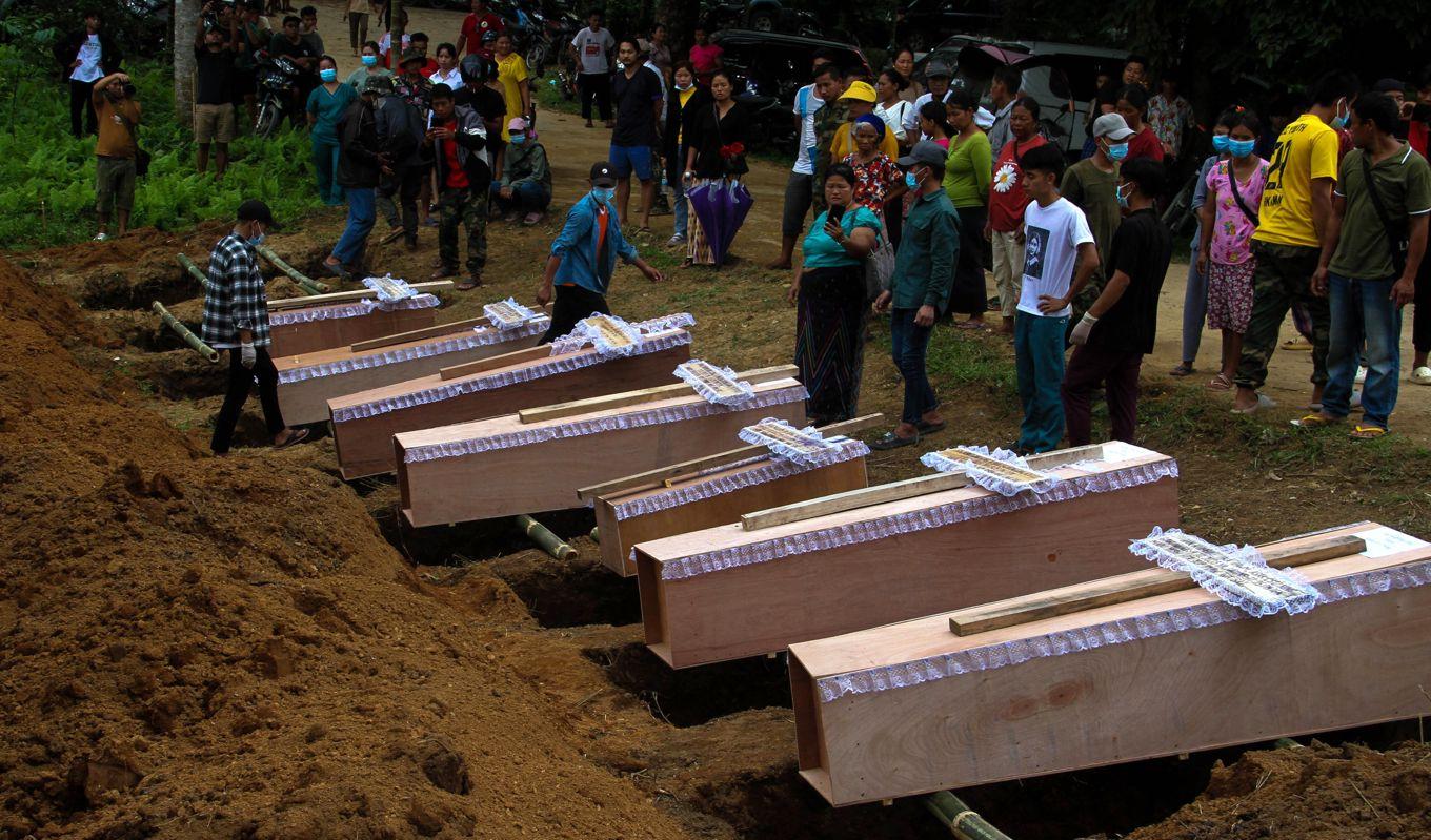 Kistor står uppradade efter en militär attack mot ett läger för fördrivna människor i norra Myanmar som dödade 29 och skadade ett 60-tal.Foto: STR/AFP via Getty Images