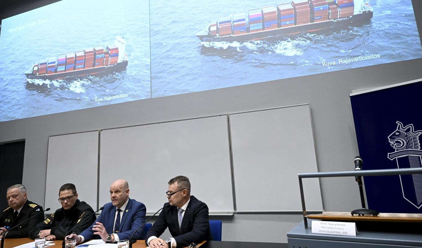 Finska myndigheter i samband med en pressträff den 24 oktober. På fotot ses även det kinesisktflaggade fartyget Newnew Polar Bear. Foto: Heikki Saukkomaa/Lehtikuva/AFP via Getty Images