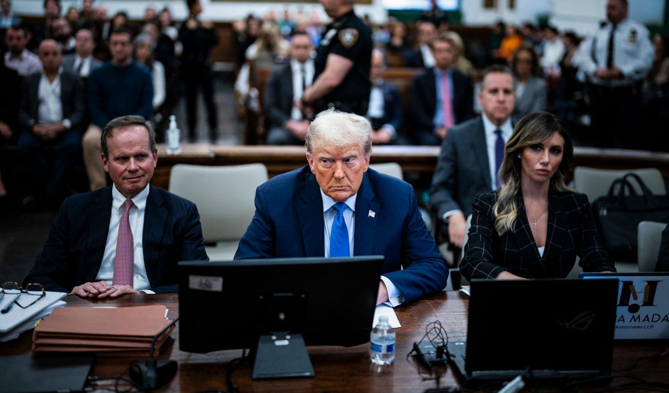 Trump på plats i rätten för det pågående bedrägerimålet. Foto: JABIN BOTSFORD/POOL/AFP via Getty Images