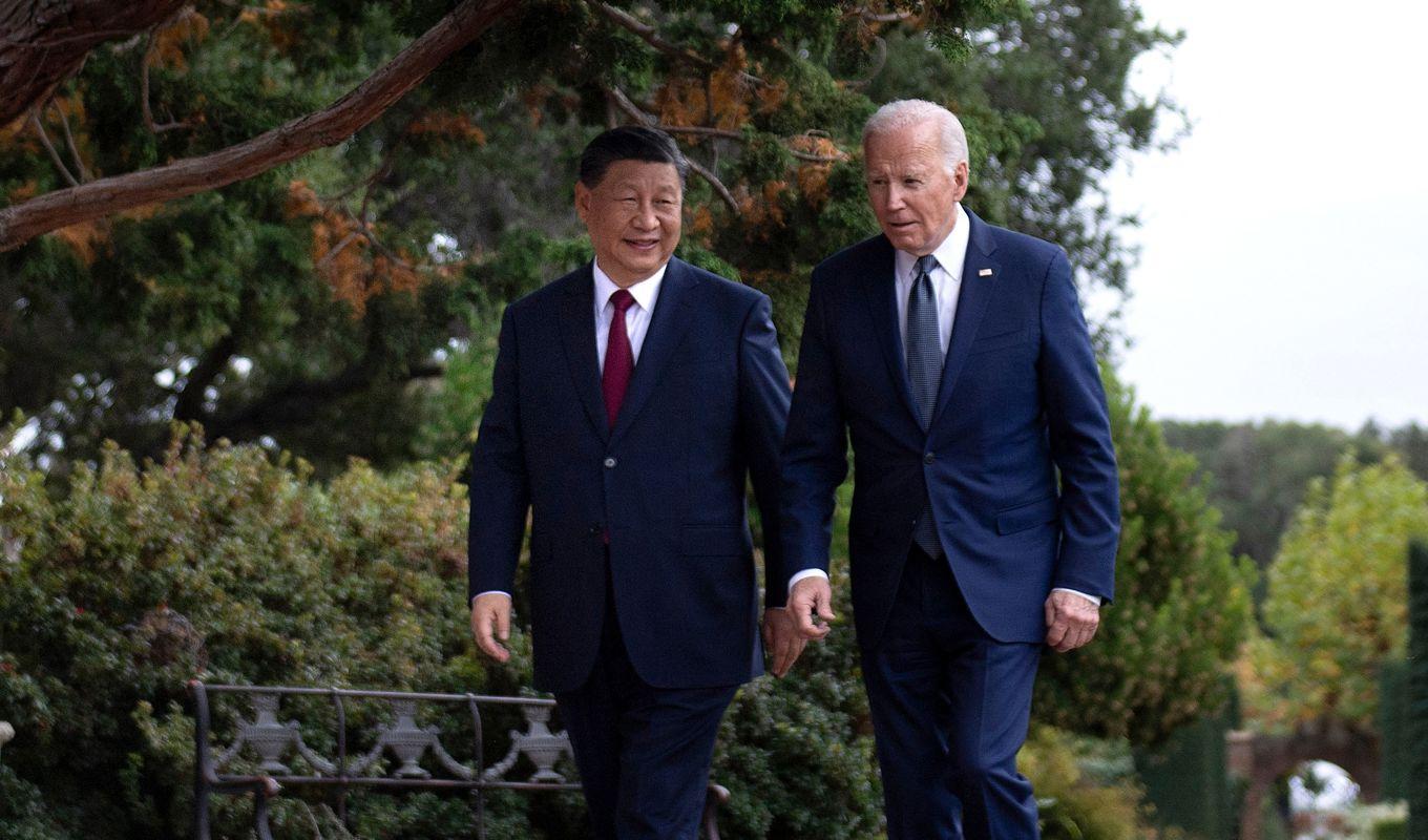 USA:s president Joe Biden och Kinas ledare Xi Jinping promenerar tillsammans efter ett APEC-möte i Woodside i Kalifornien i USA den 15 november 2023. Foto: Brendan Smialowski/AFP via Getty Images