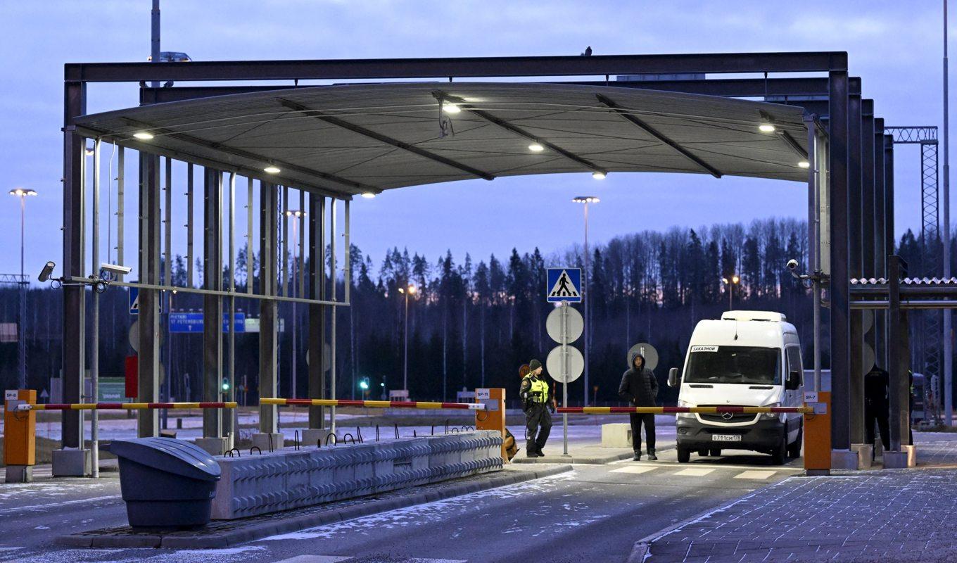 Gränsvakter kontrollerar ett fordon vid Nuijamaa gränsstation mellan Ryssland och Finland i Lappeenranta tidigt på morgonen den 16 november 2023. Foto: Vesa Moilanen/Lehtikuva/AFP via Getty Images