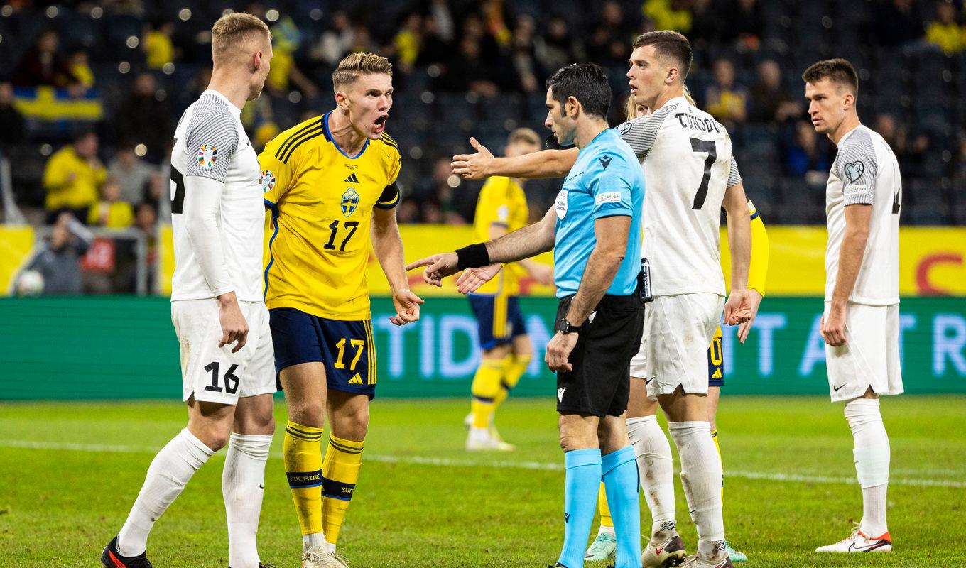 Domarna omringas ofta av spelare i samband med offside-avblåsningar. Här är Viktor Gyökeres arg på domaren i EM-kvalet Estland mot Sverige. Foto: Michael Campanella/Getty Images