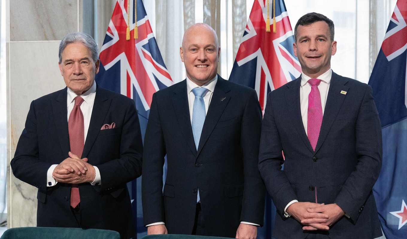 På bilden ses Winston Peters, ledare för Nya Zeeland Först, Christopher Luxon, landets nya premiärminister, och David Seymour, ledare för ACT. Foto: Marty Melville/AFP via Getty Images