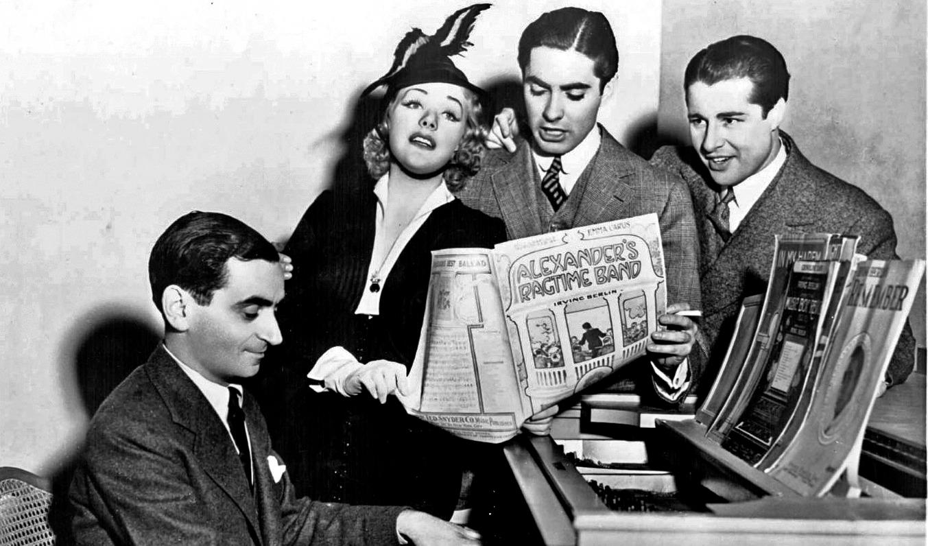 Irving Berlin (1888–1989) vid pianot – kompositören till sånger som Puttin’ on the Ritz, Cheek to Cheek och White Christmas. Foto: Public Domain