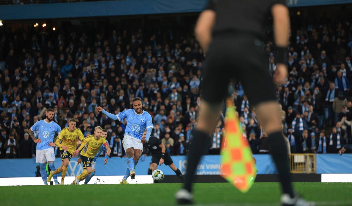 Isaac Kiese Thelin slår in den straffspark som betydde 1–0 till Malmö och har säkrat SM-guld för 23:e gången. Foto: Andreas Hillergren/TT