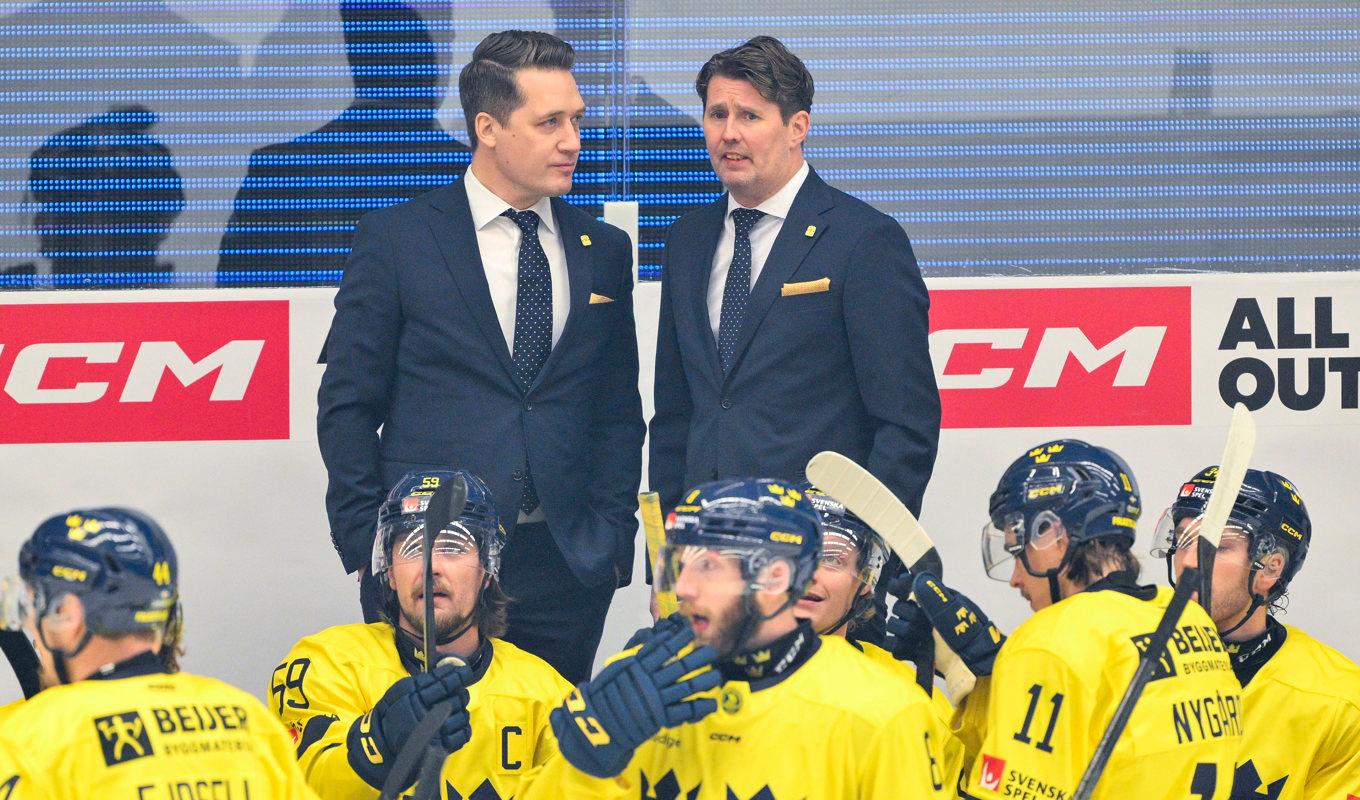 Tre Kronors förbundskapten Sam Hallam, till vänster, assisterande kapten Stefan Klockare och spelarna i Sveriges samtliga hockeylandslag har fått nya rekommendationer. Foto: Mikael Fritzon/TT