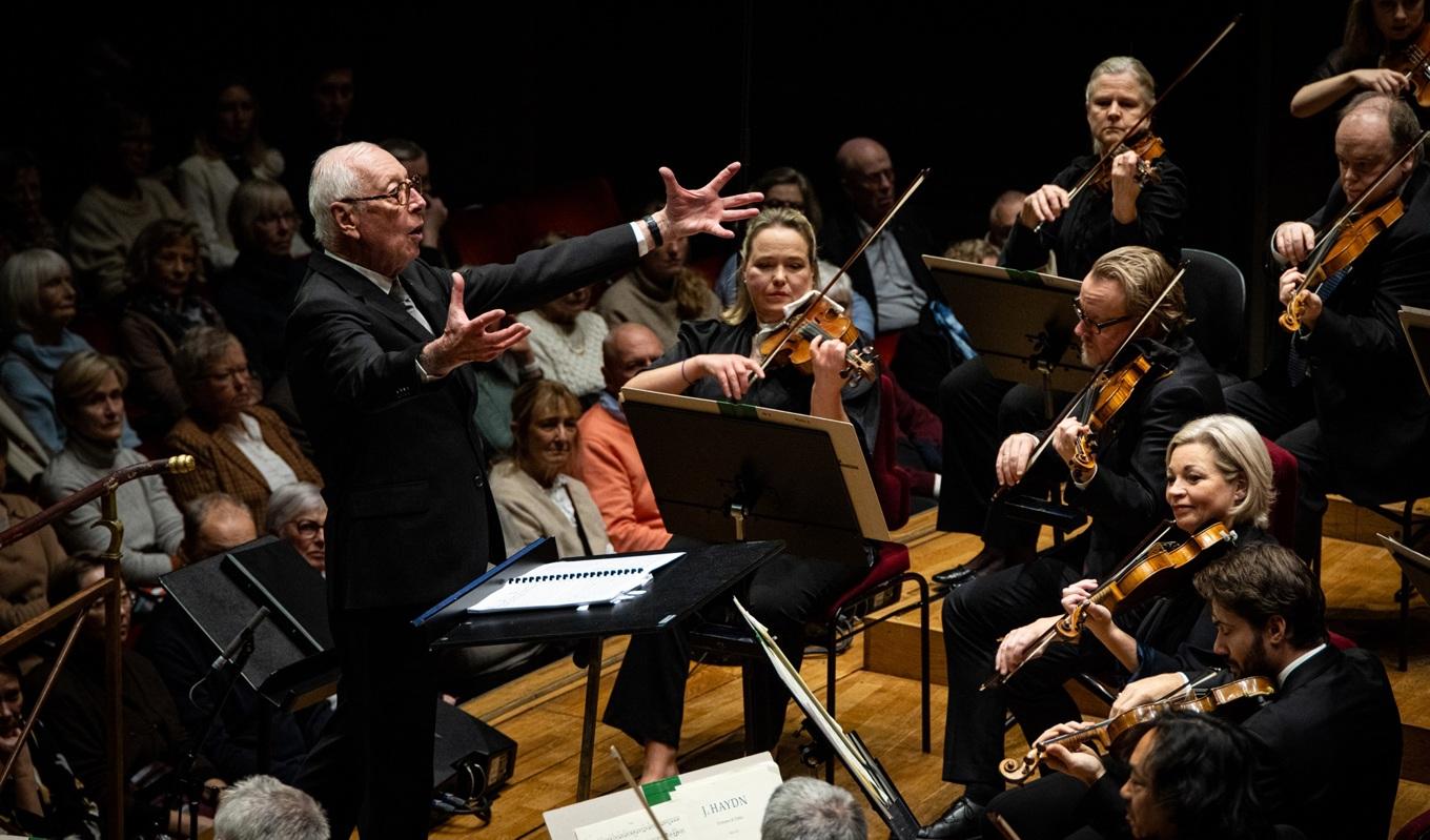 William Christie ledde Stockholms Filharmoniker i musik av Haydn, Mozart och Gluck med oförliknelig glöd och entusiasm. Foto: Yanan Li