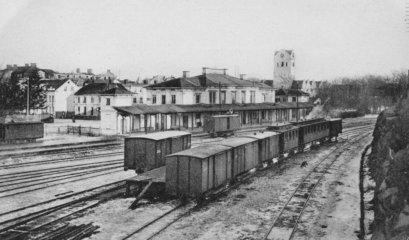 Pär Lagerkvist föddes 1891 i Växjö, där han växte upp på tågstationen där hans far arbetade. På bilden stationshuset cirka 1910, fotograf okänd. Foto: Public Domain