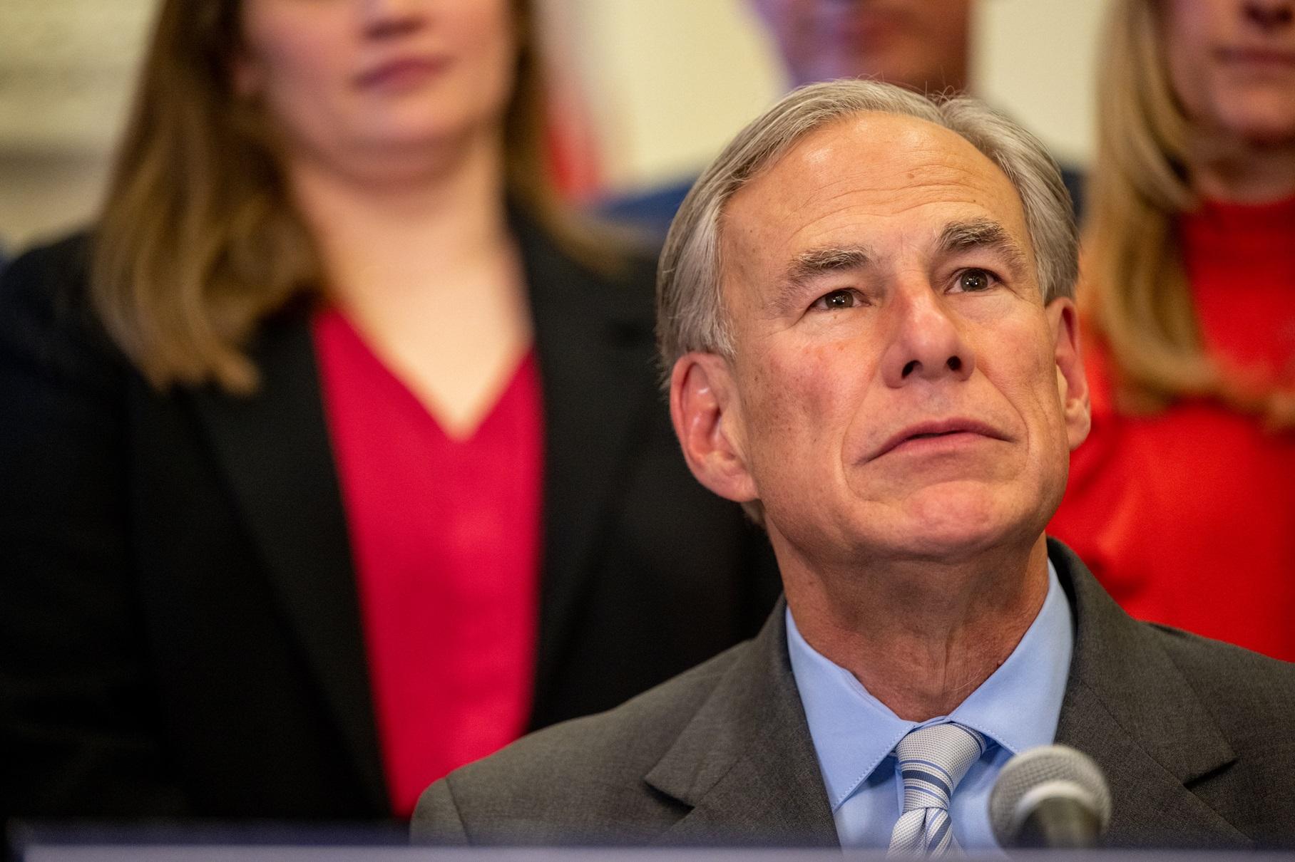 Greg Abbott, Texas guvernör, deltar på en pressträff den 15 mars 2023 i Austin. Foto: Brandon Bell/Getty Images