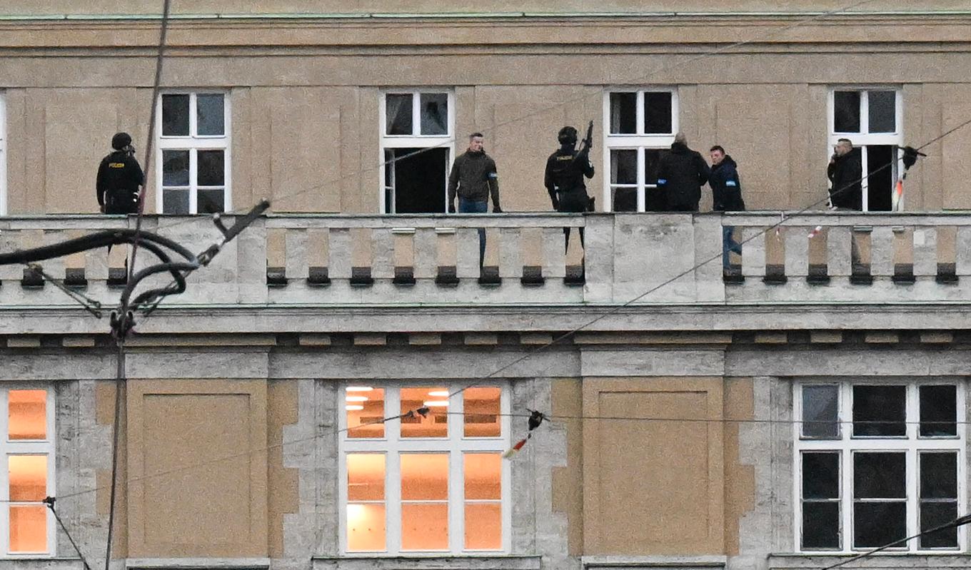 Beväpnad polis ses på balkongen till Karlsuniversitetet i centrala Prag den 21 december. Foto: Michal Cizek/AFP via Getty Images