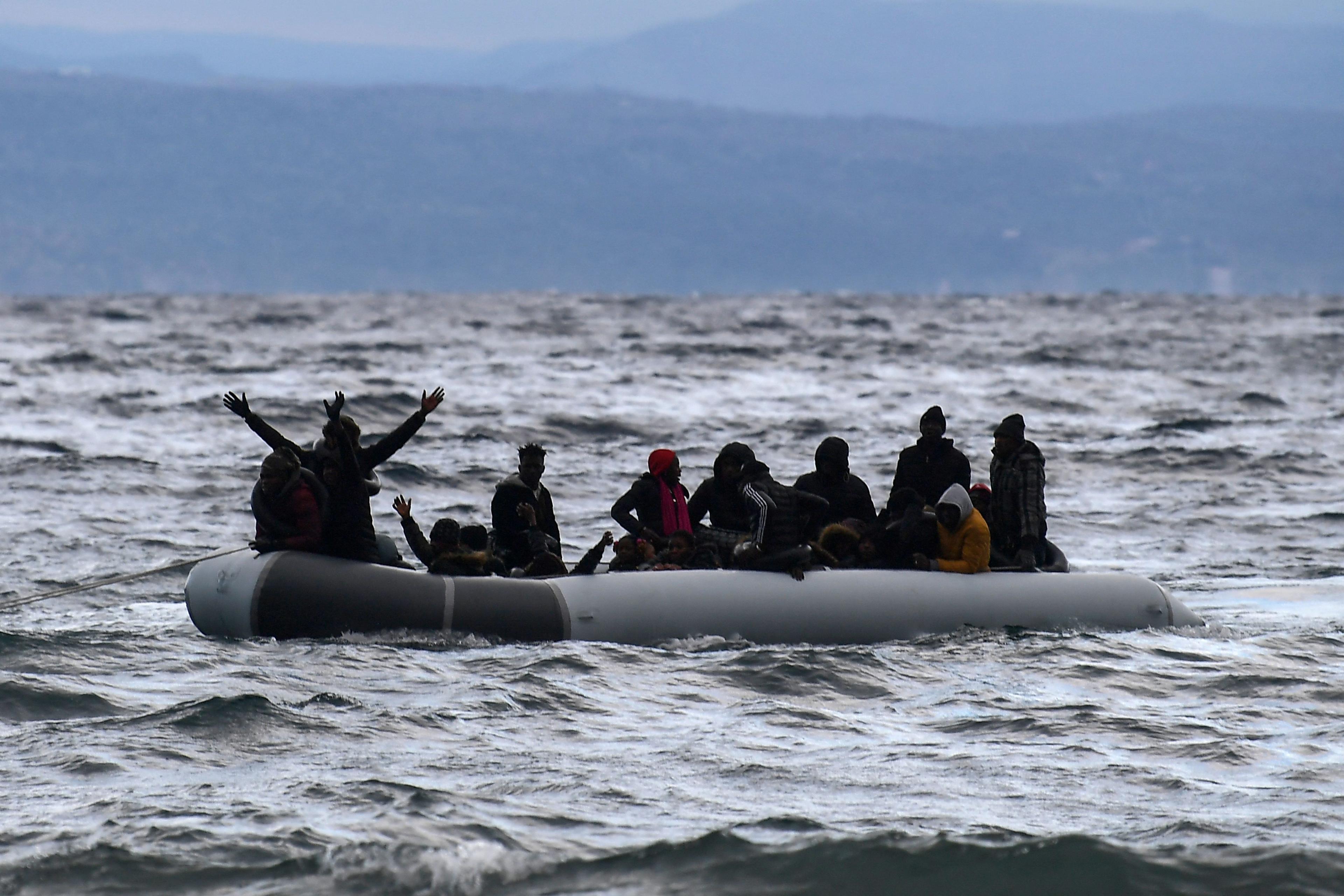 På bilden ses migranter från Gambia och Kongo i en gummibåt utanför Lesbos den 29 februari 2020. Foto: Aris Messinis/AFP via Getty Images