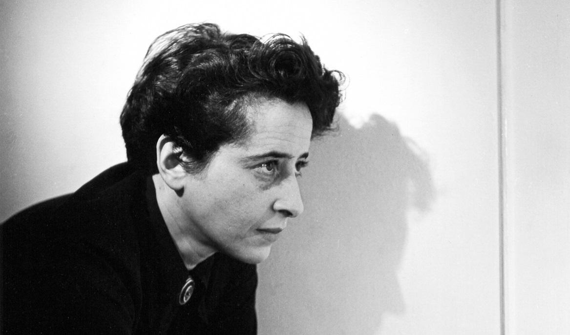 Hannah Arendt (1906–1975) anses vara en av 1900-talet mest intellektuella kvinnor – tillika en livslång storrökare. Foto: Public Domain