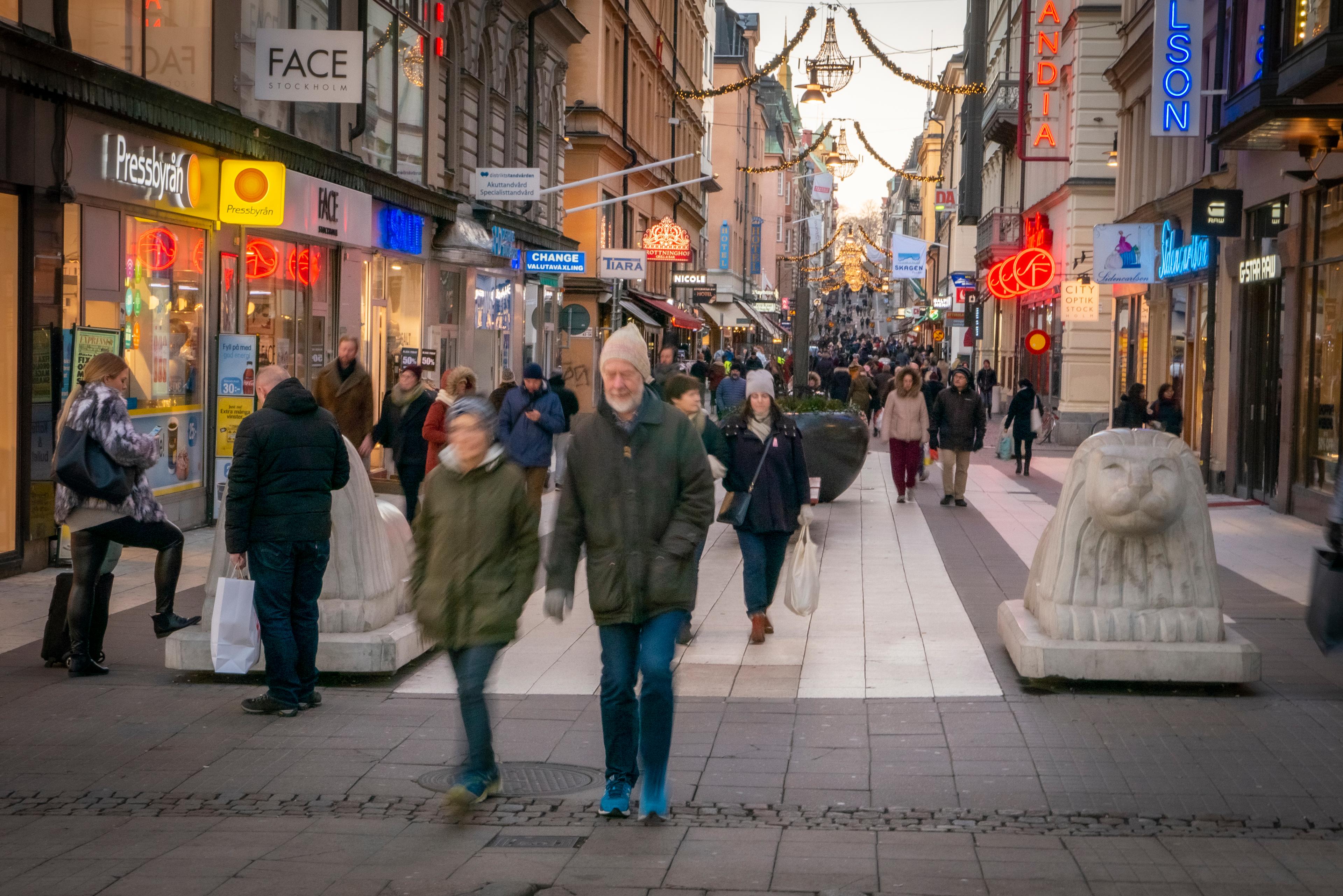 Drygt en tredjedel av pensionärerna i Stockholms län säger att man köper mindre mat på grund av de höga livsmedelspriserna. Foto: Bilbo Lantto