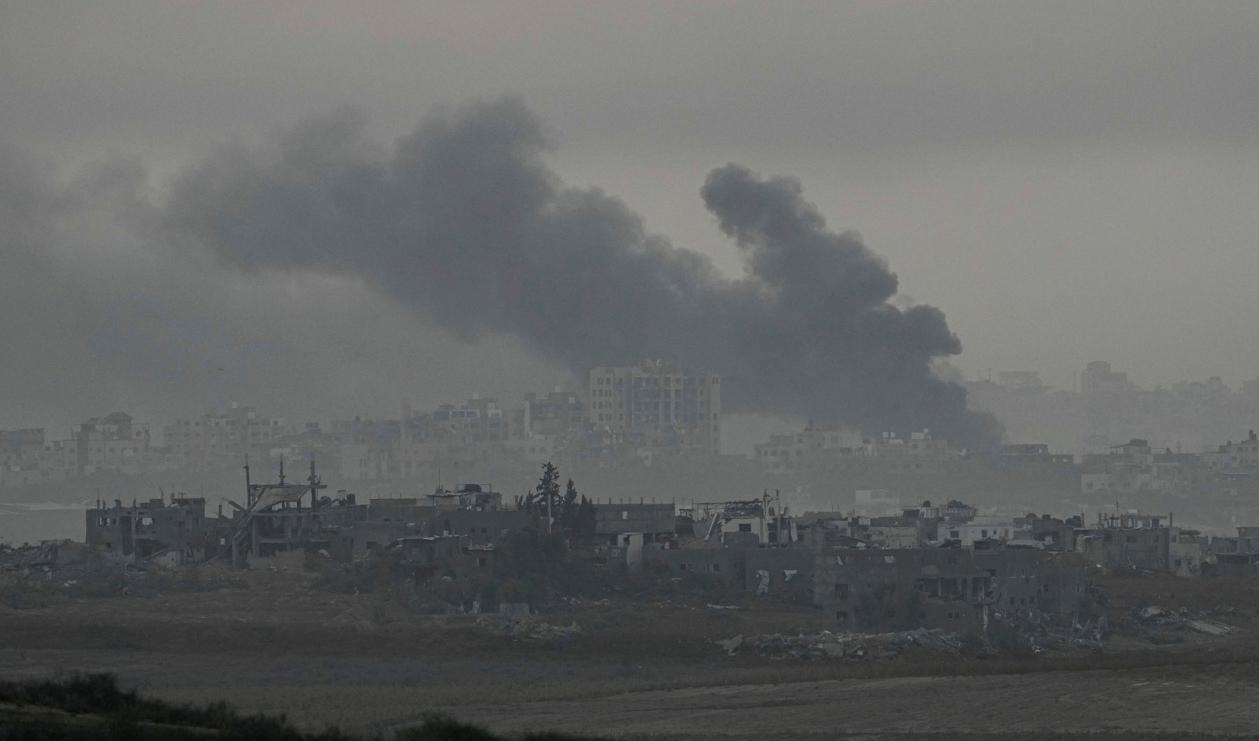 Rök stiger efter en israelisk attack i Gaza, sett från södra Israel. Foto: Ohad Zwigenberg/AP/TT