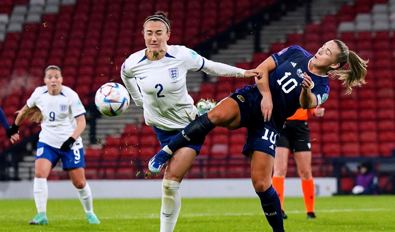 Englands Lucy Bronze och Skottlands Kirsty Hanson i Nations League-avgörandet. Foto: Jane Barlow/AP/TT