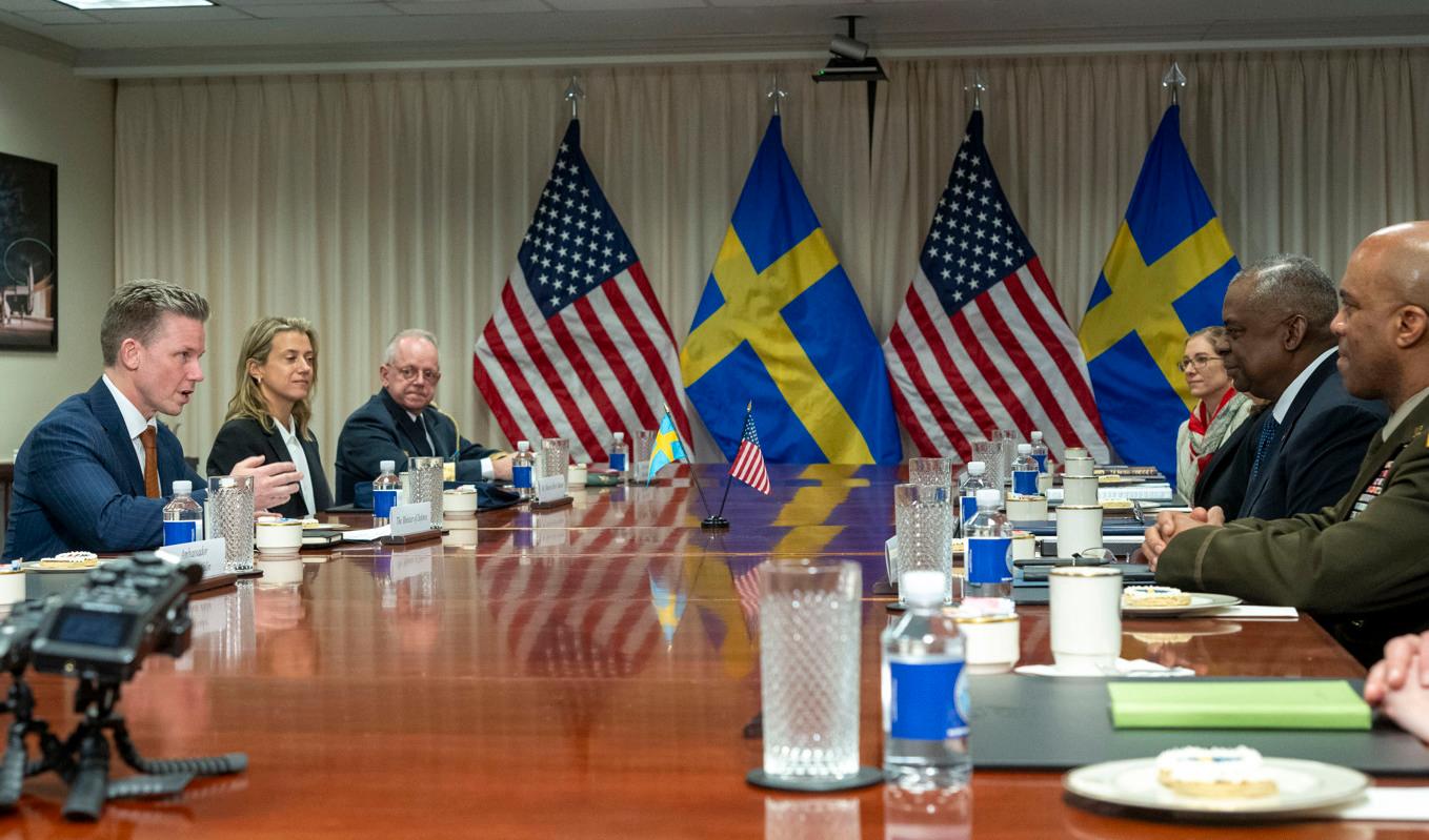 Försvarsminister Pål Jonson (M) och USA:s försvarsminister Lloyd Austin har nu skrivit på ett avtal om fördjupat försvarssamarbete som ger USA tillgång baser och lagring av försvarsmateriel i Sverige. Foto: Kevin Wolf/AP/TT