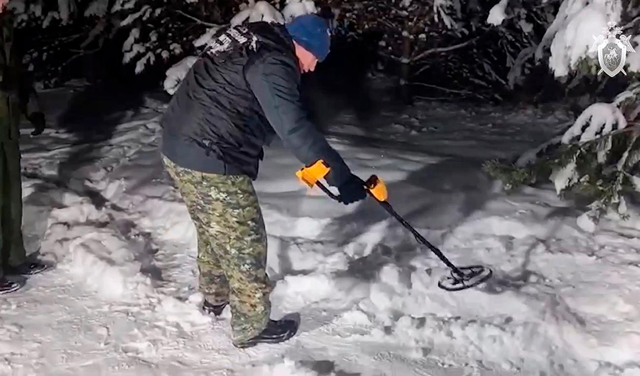 Rysk polis genomsöker parken i Odintsovodistriktet, sydväst om Moskva, där den proryske ukrainske politikern Illja Foto: Russian Investigative Committee/AP/TT