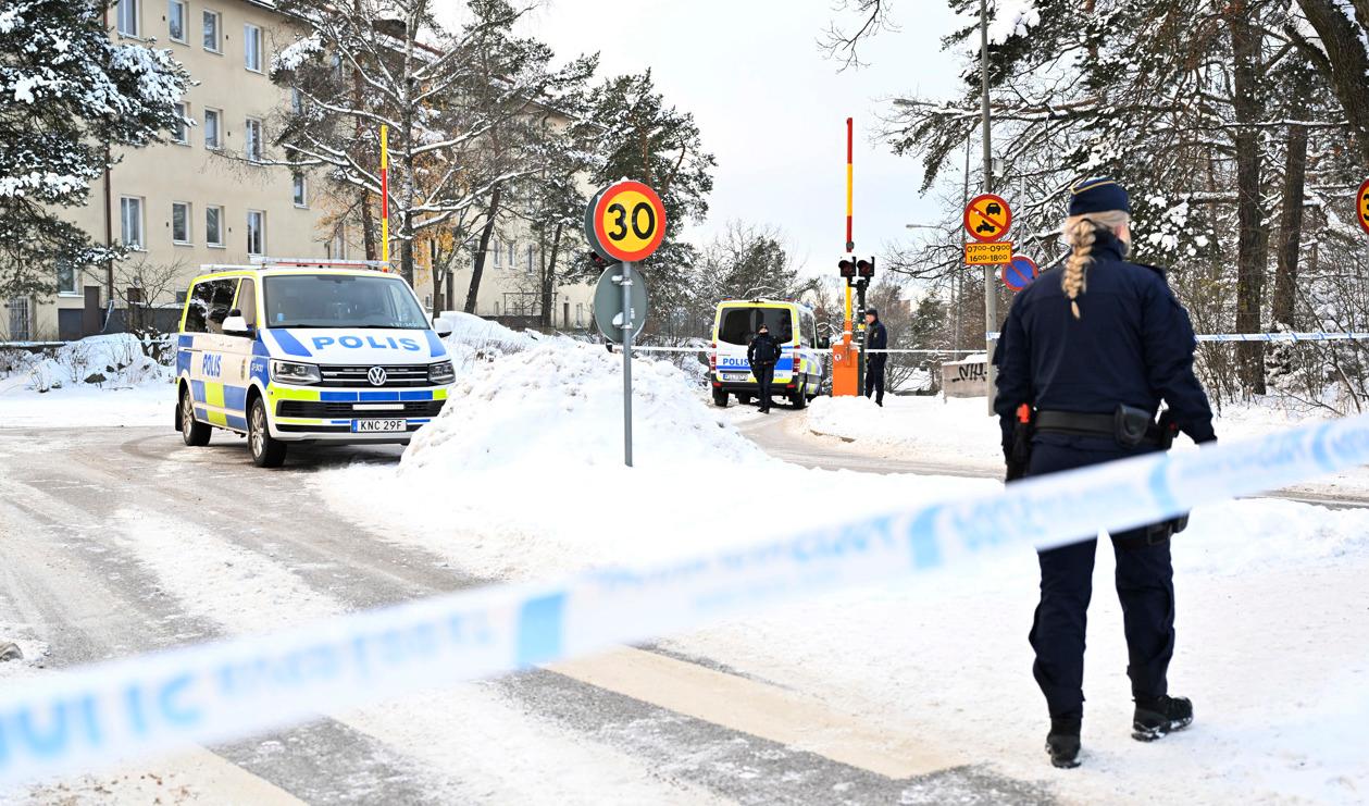 Strax före klockan ett i måndags larmades polisen till Hägersten i södra Stockholm med anledning av en skottlossning. Foto: Henrik Montgomery/TT