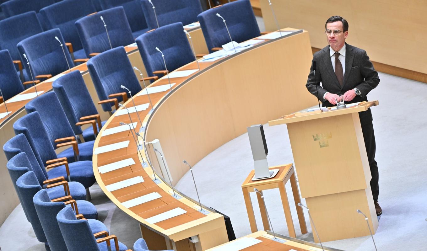 Statsminister Ulf Kristersson (M) svarar på frågor från riksdagsledamöterna direkt i kammaren. Foto: Claudio Bresciani/TT