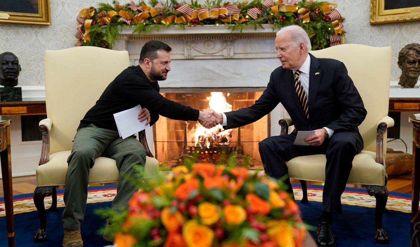 En vänligt sinnad president Joe Biden skakar hand med Ukrainas president Volodymyr Zelenskyj. De två möttes i Ovala rummet i Washington. Foto: Evan Vucci/AP/TT