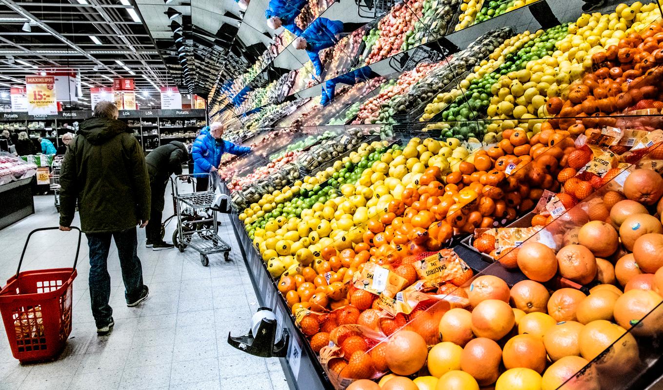 Frukt och grönt sticker ut när matpriserna i november summeras enligt SCB. Foto: Tomas Oneborg/SvD/TT