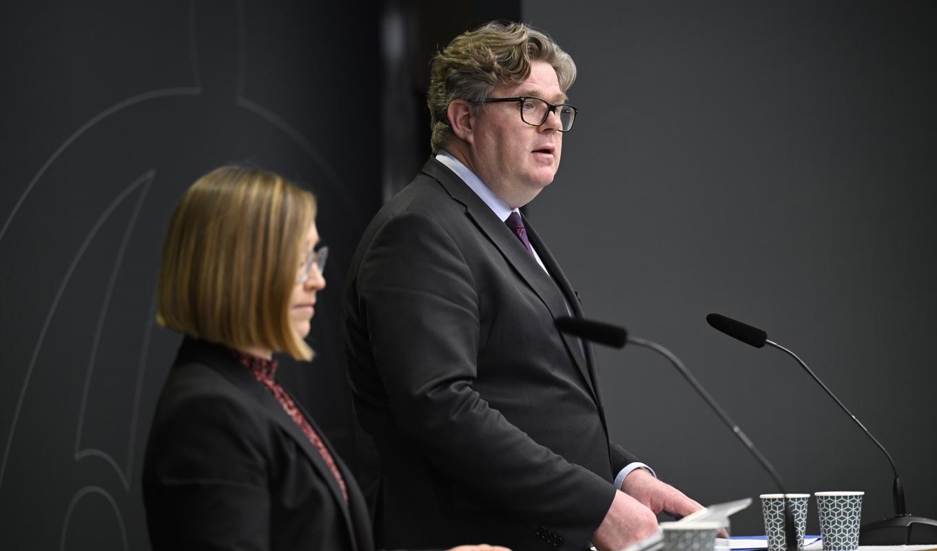 Utredaren Karin Erlingsson, rättschef på Tullverket, och justitieminister Gunnar Strömmer (M). Foto: Pontus Lundahl/TT