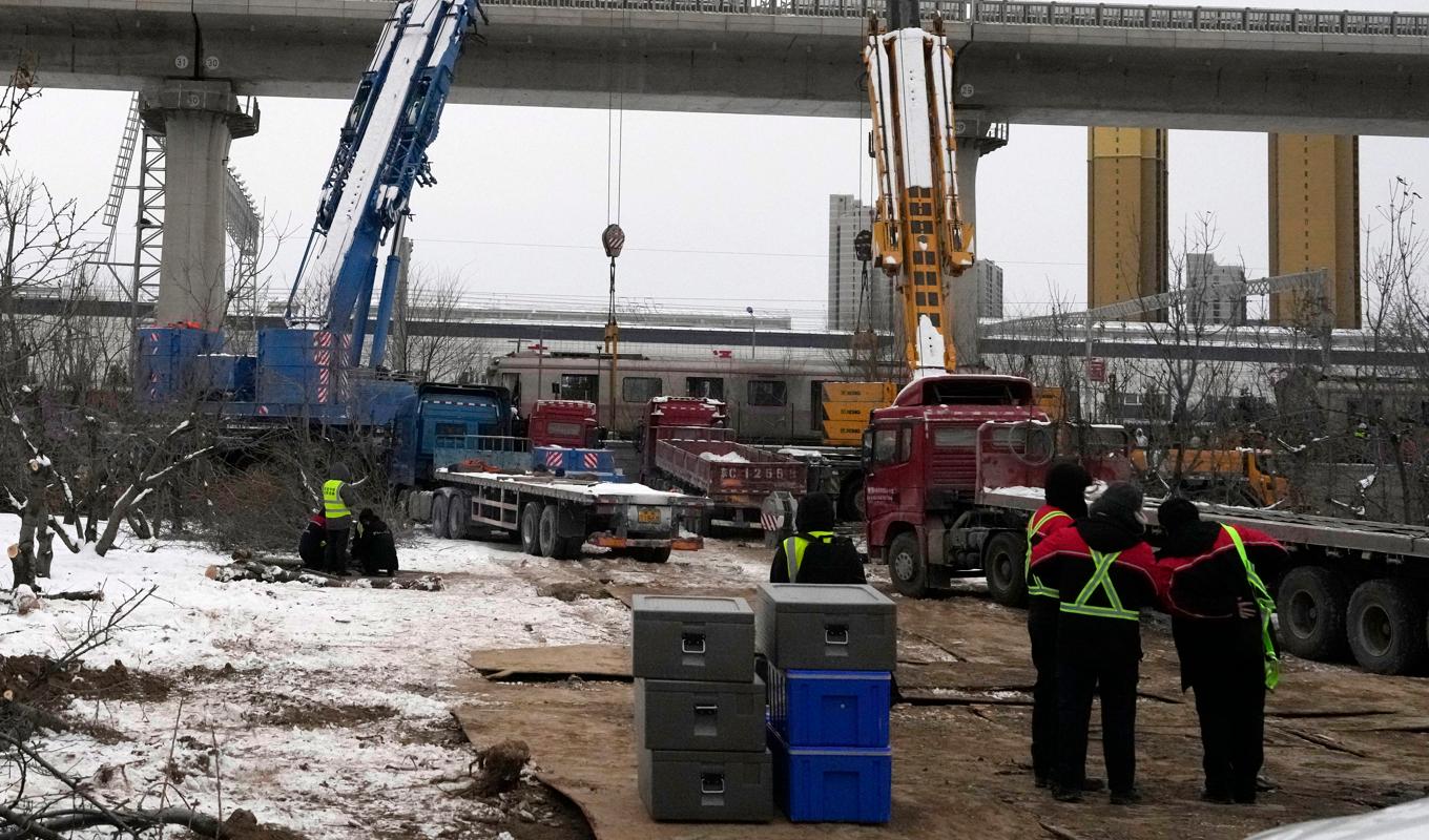 Två tunnelbanetåg har krockat ovan jord i Pekings västra delar på grund av ymnigt snöfall. Foto: Ng Han Guan/AP/TT