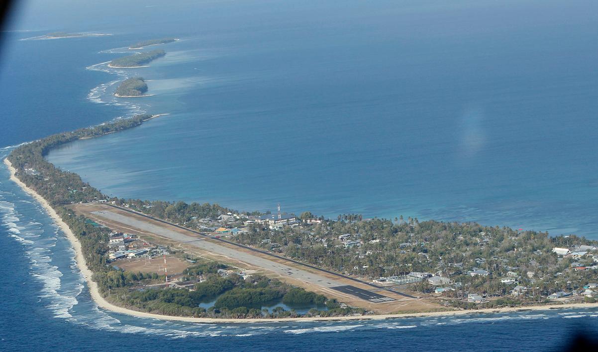 Huvudön Funafuti med sin landningsbana. Arkivbild. Foto: Alastair Grant/AP/TT