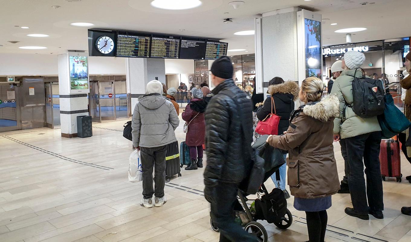 Resenärer tittar på avgångstavlorna på Stockholms central den 28 november, då tåg försenades på grund av kraftigt snöfall. Arkivbild. Foto: Amery von Schoultz/TT