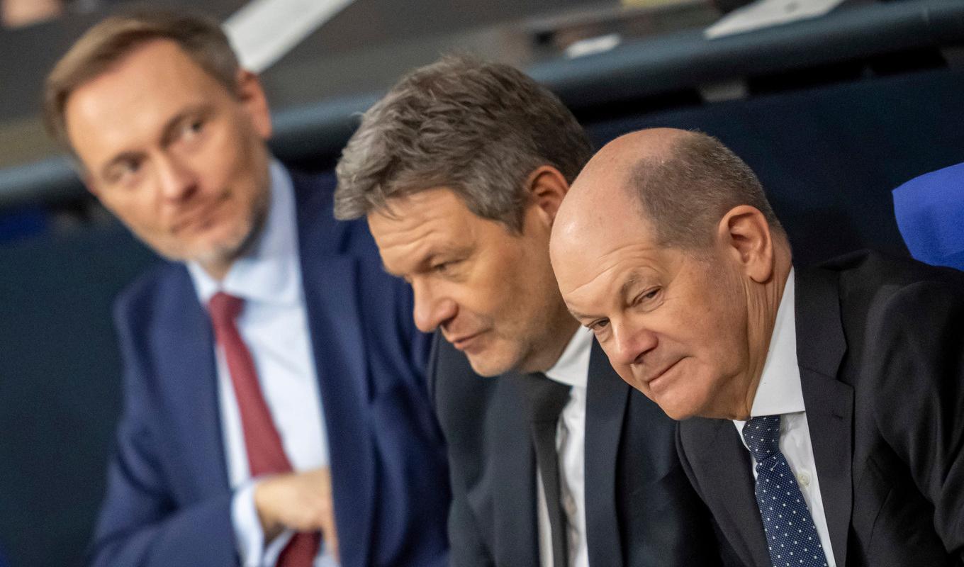 Tysklands finansminister Christian Lindner (FDP), längst till vänster, klimat- och näringsminister Robert Habeck (De gröna) i mitten och förbundskansler Olaf Scholz (SPD) till höger under en presskonferens i onsdags när de presenterade en lösning på på budgetkrisen. Arkivbild. Foto: Michael Kappeler/AP/TT