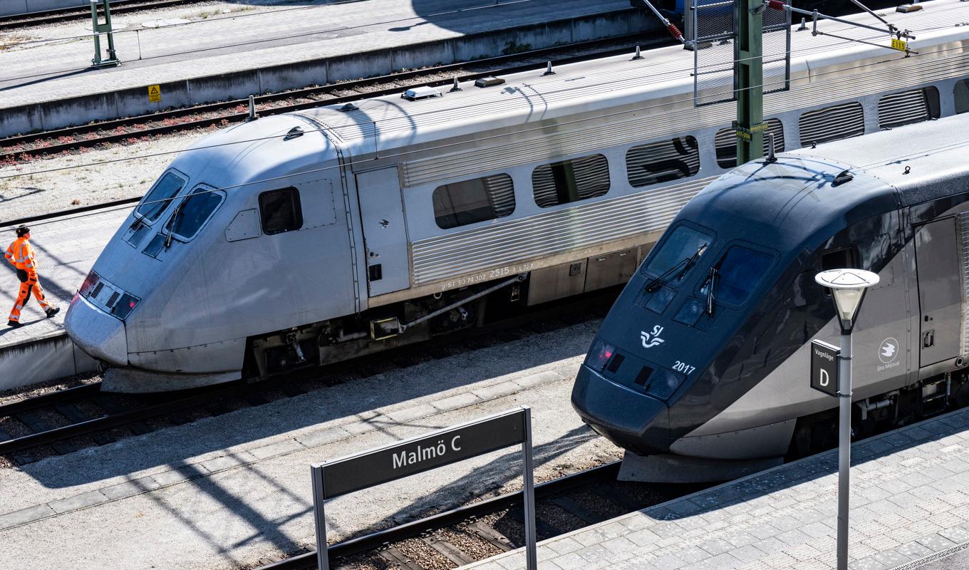 Ett gammalt och ett nytt X2000-tåg. Nu ska SJ köpa in 25 nya snabbtåg. Arkivbild. Foto: Johan Nilsson/TT