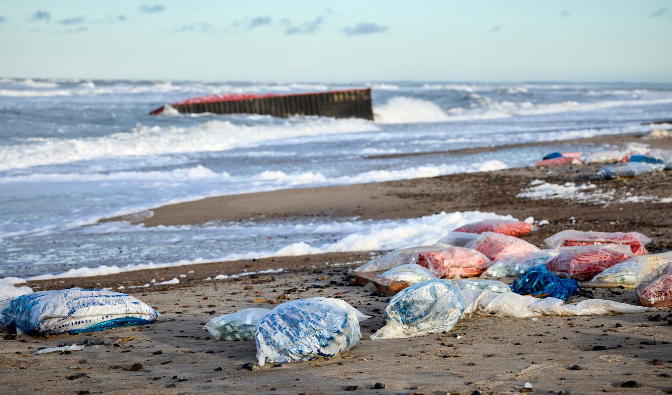 En strand på norra Jylland där flera containrar strandat efter att ha kommit bort i Nordsjön under stormen Pia. Foto: Claus Bjørn Larsen/Ritzau/Scanpix/AP/TT