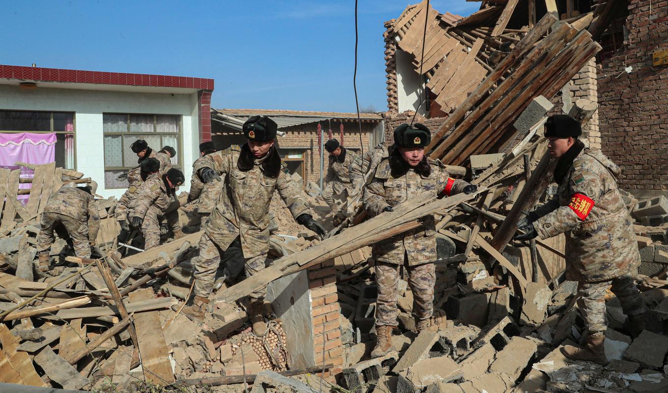 Kinesiska soldater rensar bland bråten i provinsen Gansu efter den kraftiga jordbävningen tidigare i veckan. Arkivbild. Foto: Feng Yanrong/Xinhua/AP