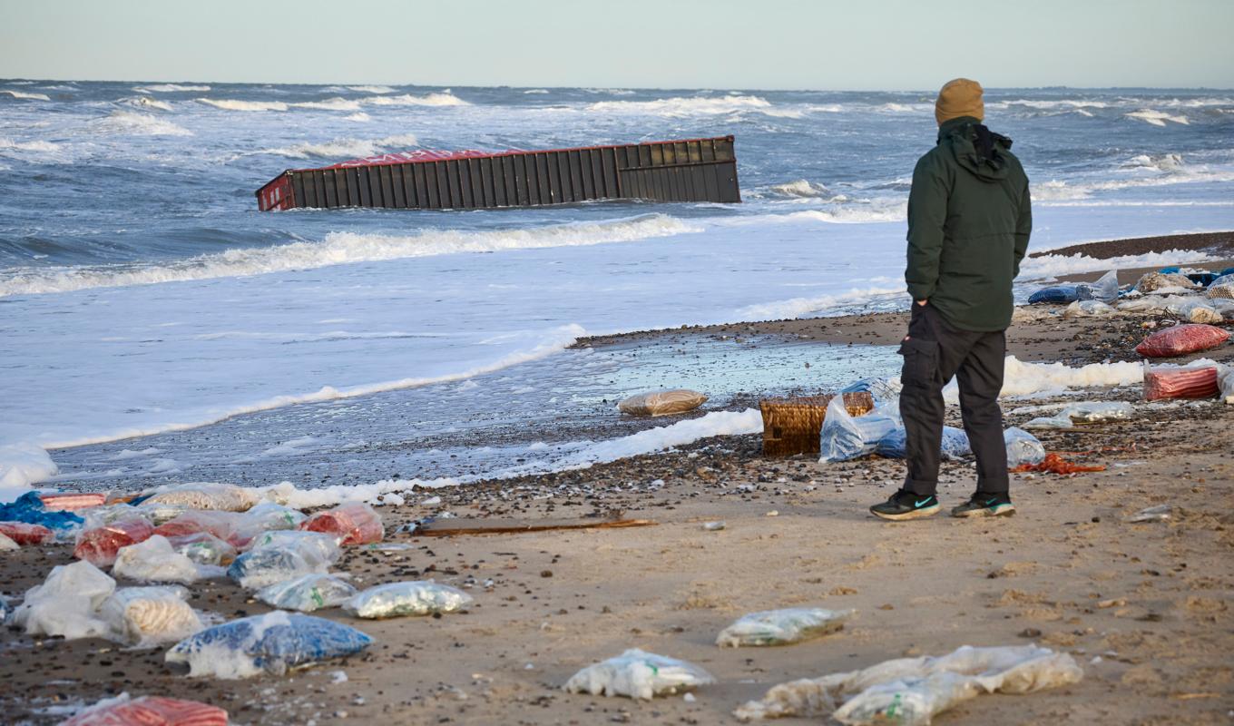 Varor från de containrar som föll överbord utanför Danmarks kust har sköljt upp på stränderna på Nordjylland. Foto: Claus Bjørn Larsen/TT/Ritzau Scanpix