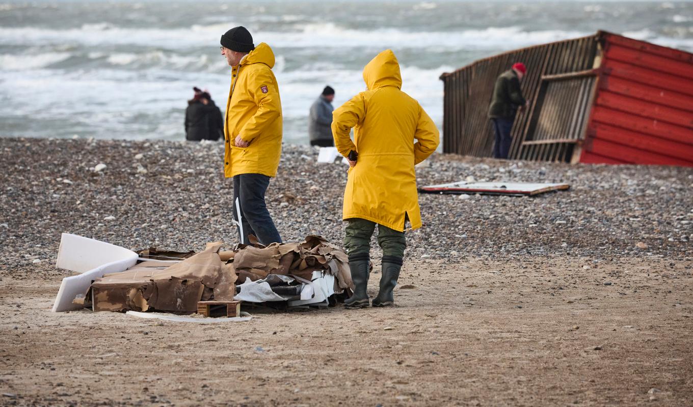 Skräp som sköljt upp på land efter att ett fartyg förlorat sin last utanför Danmarks kust. Foto: Claus Bjørn Larsen/Ritzau/TT