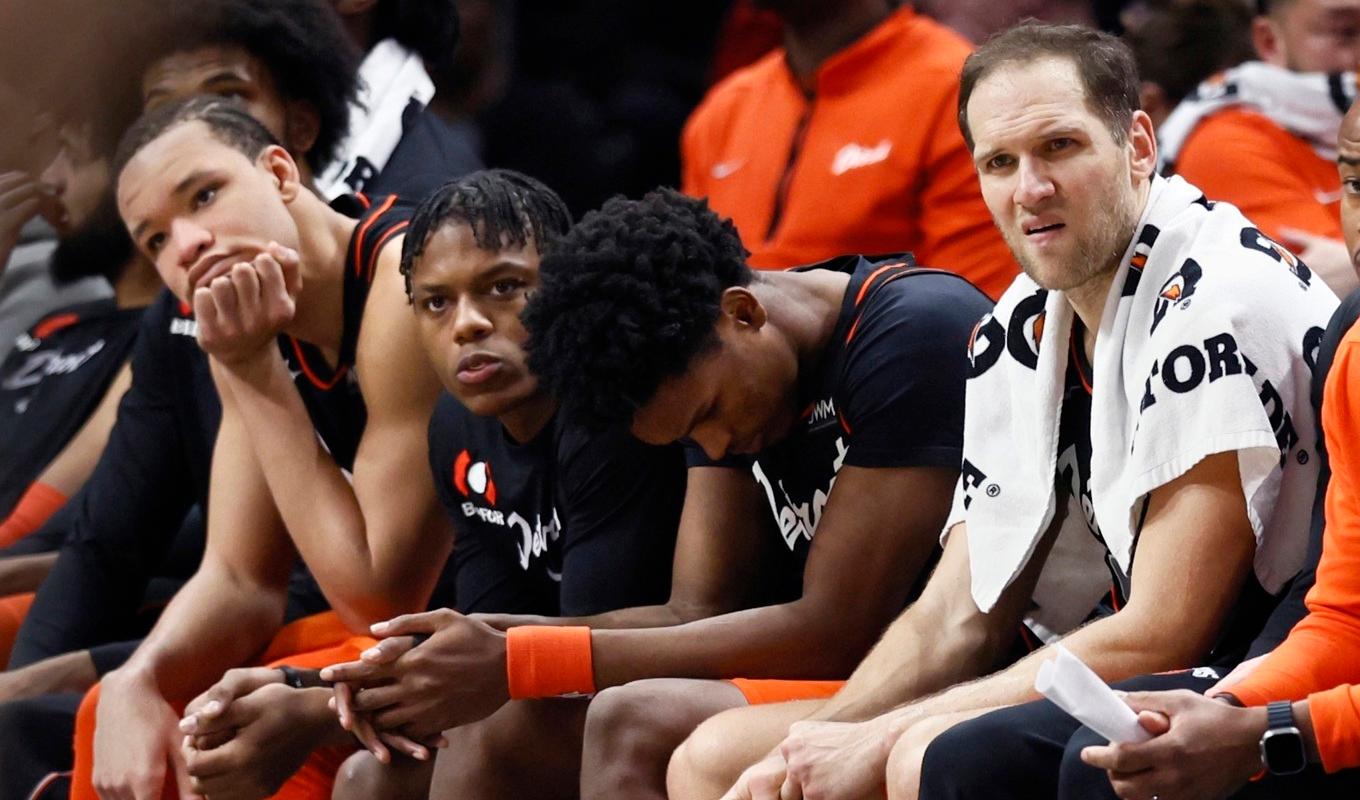 Spelare på Detroit Pistons bänk i samband med förlustmatchen mot Brooklyn Nets. Foto: Duane Burleson/AP/TT