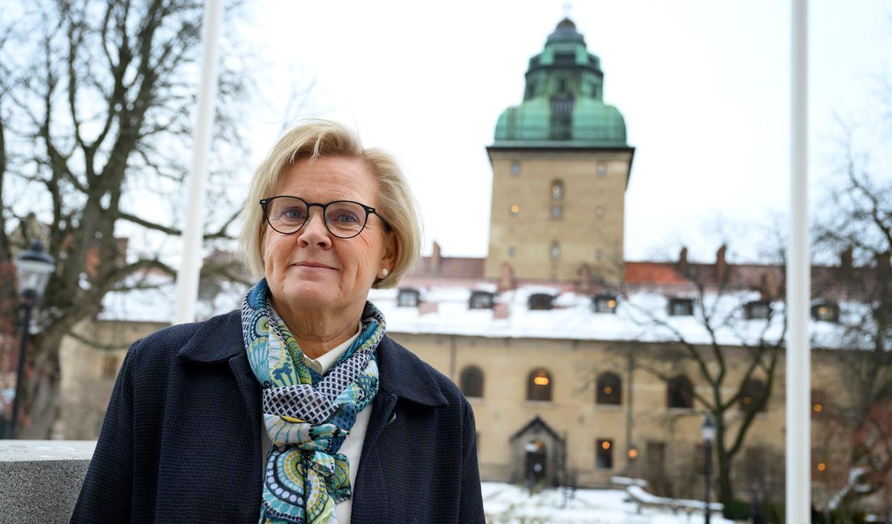 Bekanta kvarter. Rikspolischef Petra Lundh framför polishuset i Stockholm. I bakgrunden Stockholms tingsrätt där hon tjänstgjort både som tingsnotarie och chefsrådman. Foto: Jessica Gow/TT